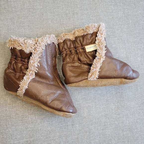 Bundle of 4 pairs of winter boots por baby. - Picture 8 of 13